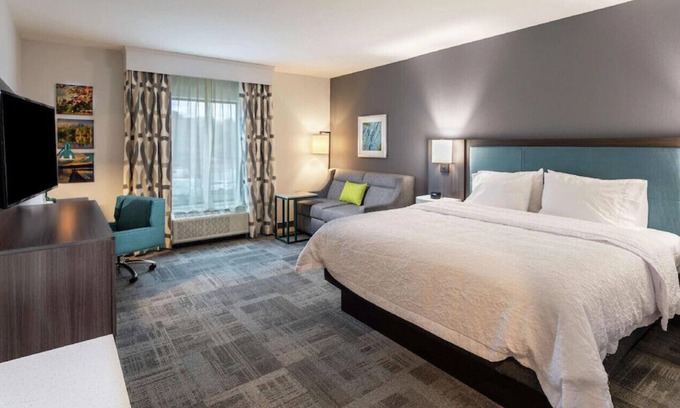 Snellville House | An Ideal Room for a Business Trip!