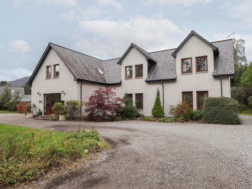 Newtonmore House | An Torr