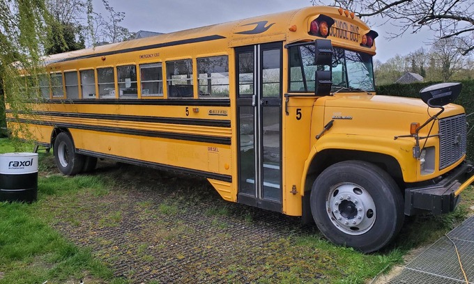 Walcourt Apartment | An unusual night in an authentic American School Bus