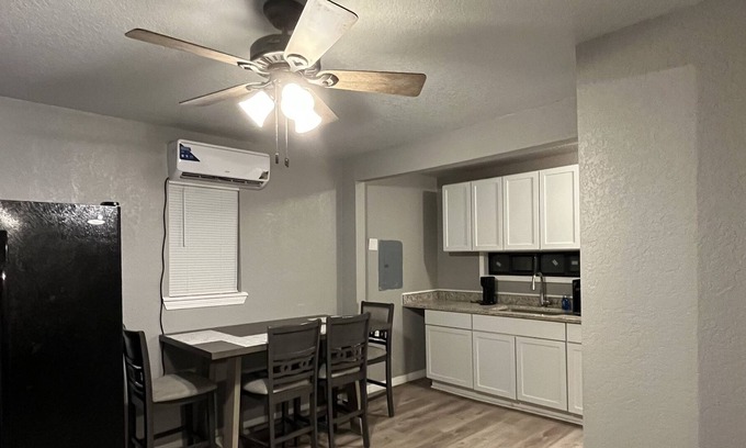 Harlandale House | Ana's Place - 2 Bedroom 1 Bathroom House