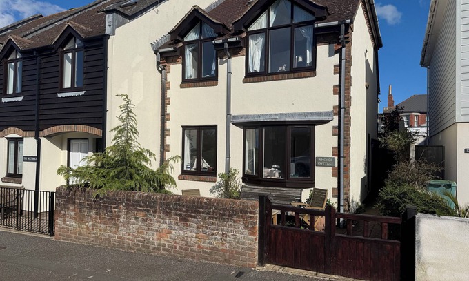 Seaview Cottage | Anchor Cottage holiday home by the sea, pet friendly, minutes walk to beach
