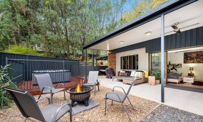 Warner Cottage | Anembo Country Cottages, close to sporting venues, restaurants, hospitals, shops
