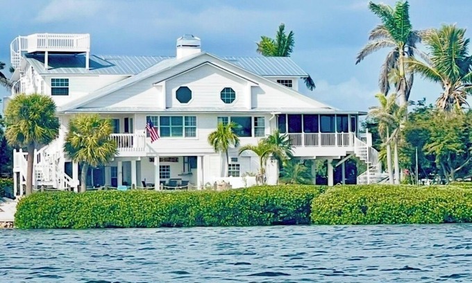 Bokeelia House | Angler's Luxury Waterfront in Bokeelia - Infinity Pool, Dock and Outdoor Bar