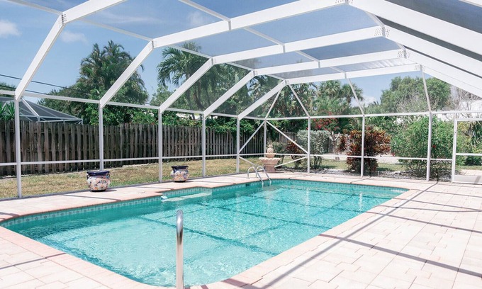South Beach House | Anglers Cove Casita, Pool home and Walk to Beach