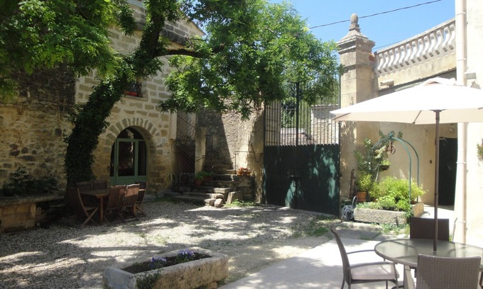 Montaren-et-Saint-Mediers Apartment | Apart. in 18th century farmhouse with heated pool, near Pont du Gard