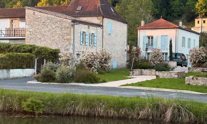 Saint-Capraise-de-Lalinde House | Apartment 'Capraisien' with Shared Garden and Wi-Fi