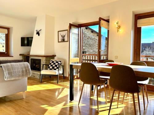 Esterri D'Aneu Apartment | Apartament amb llar de foc i balcó amb vistes de la vall by RURAL D'ÀNEU