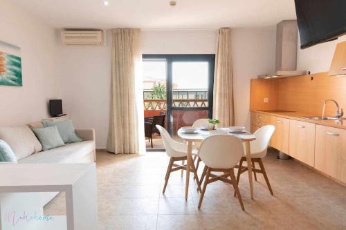 Punta Umbria Apartment | Apartamento junto a la playa con piscina y parking