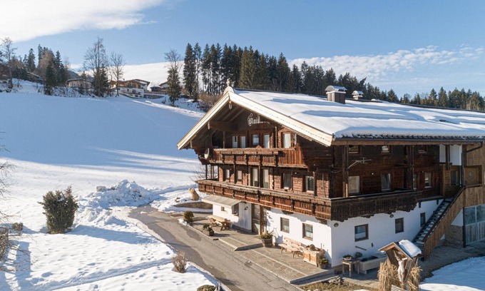 Hopfgarten Markt Apartment | Apartment on a farm with mountain views