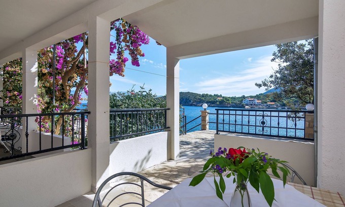 Pokrivenik Apartment | Apartment and Rooms Nikola (38301-A8) - Zastrazisce - island Hvar
