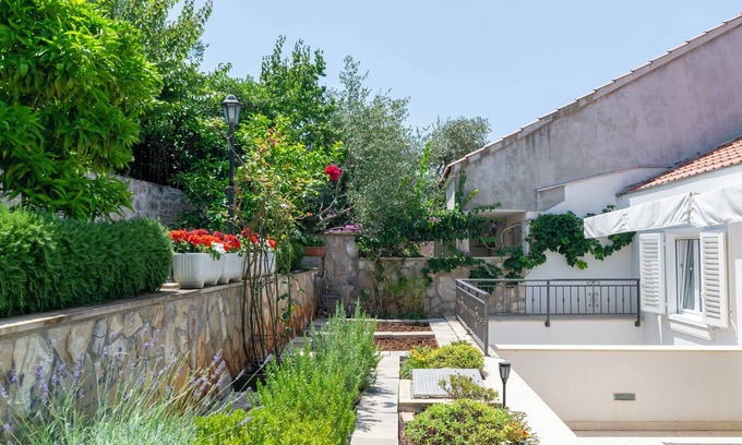 Stomorska Apartment | Apartments Sonja (10515-A1) - Stomorska - island Solta