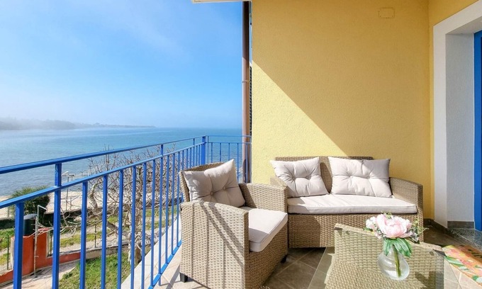 Dajla Apartment | Apartment "Belvedere dole" with view of the water