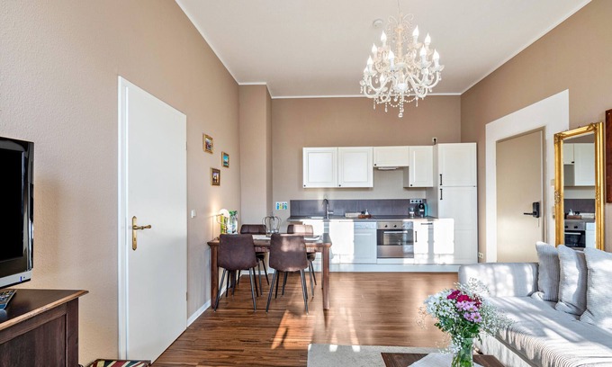 Mühlhausen Apartment | Apartment "City-Apartments Fewo London" with Pool, Terrace & Wi-Fi