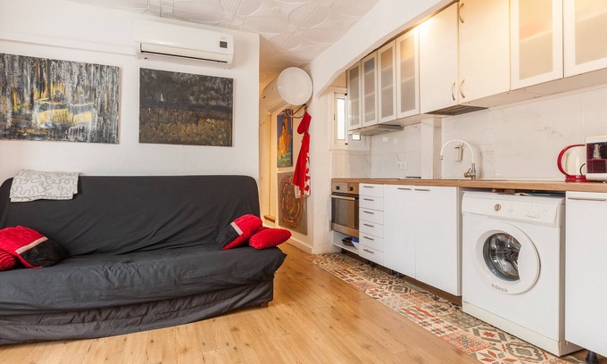 El Besos i el Maresme Apartment | Apartment 'Forum Benevent' with Balcony, Wi-Fi and Air Conditioning