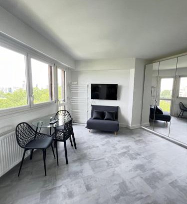 Amerique Apartment | Apartment HOME in Paris with View, 15min direct to center