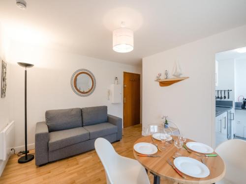 Port-en-Bessin-Huppain Apartment | Apartment in Port-en-Bessin near Seashore