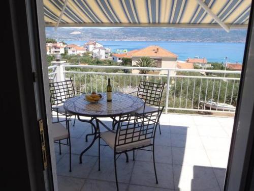 Slatine Apartment | Apartment in Slatine with sea view, terrace, air conditioning, WiFi 5147-1