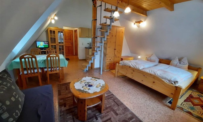 Unterwurschnitz Apartment | Apartment Mühlental, 1 living-/SR + sleeping loft - Ferienhof Wilfert