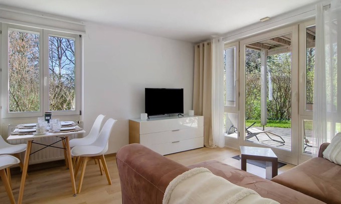Uhldingen-Muehlhofen Apartment | Apartment 'Mojos Bodenseetraum' with Private Terrace, Private Garden and Wi-Fi