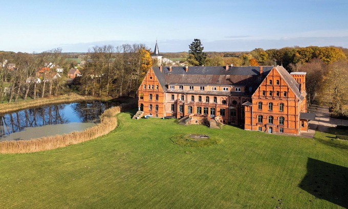 Vellahn Apartment | Apartment 'Schloss Melkof' with Private Garden and Wi-Fi