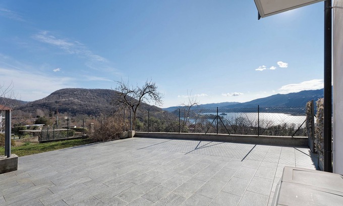 Pratolungo Apartment | Apartment 'Sole' with Lake View, Shared Pool and Wi-Fi