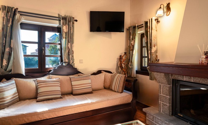 Potamia Apartment | Apartment 'Triple Room with View-Dafni' with Mountain View, Private Terrace and Wi-Fi