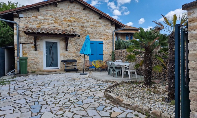 Feillens Apartment | Apartment 'Une Escale Au Calme' with Private Terrace, Private Garden and Wi-Fi