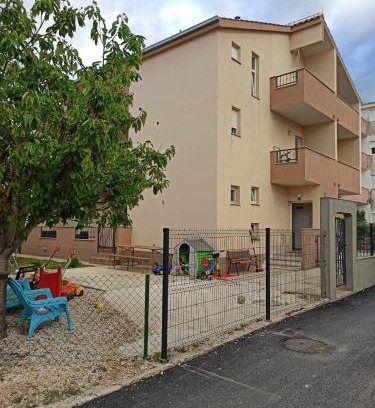 Kastel Stafilic Apartment | Apartments with a parking space Kastel Stafilic, Kastela - 13375