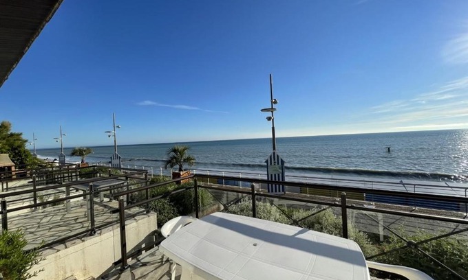Saint-Pair-sur-Mer Apartment | Appartement Duplex en Front de Mer avec Terrasse – Accès Direct Plage – 2 Chambres + Cabine - FR-1-361-456