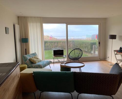 Oostduinkerke-Bad Apartment | Appartement OP het strand, enfin, zo goed als.