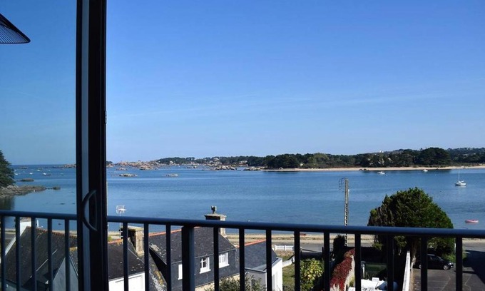 Tregastel Apartment | Appartement rénové à Trégastel avec vue sur mer et parking - FR-1-368-117
