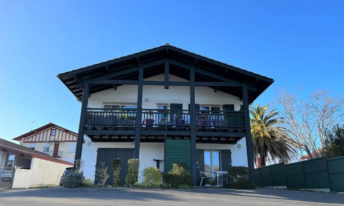 Cambo-les-Bains Apartment | Appartement T1 bis à Cambo, proche thermes et centre, RDC, terrasse, parking, internet, animal toléré - FR-1-495-12