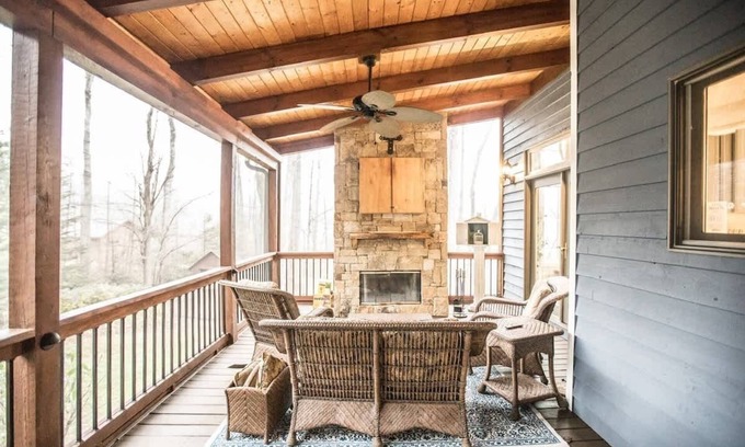 Hendersonville House | Apple Valley Chateau with Mountain Views