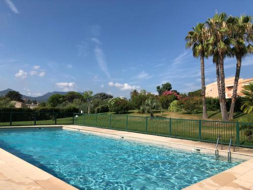 Mandelieu-La-Napoule Apartment | Appt T2 refait à neuf - vue mer dans résidence avec piscine