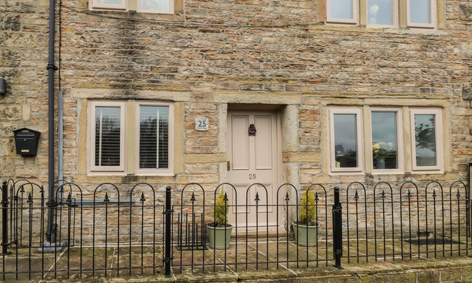 Honley Cottage | APRICOT COTTAGE, pet friendly, character holiday cottage in Holmfirth