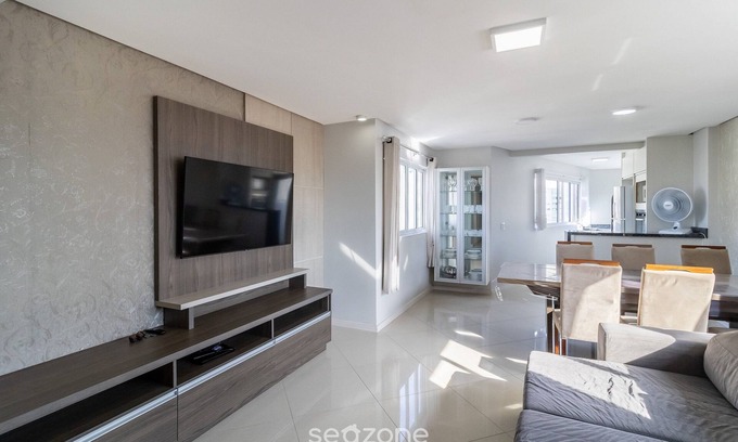 Centro Apartment | Apt w Parking Near Beach nd Restaurants BC Yvd1301