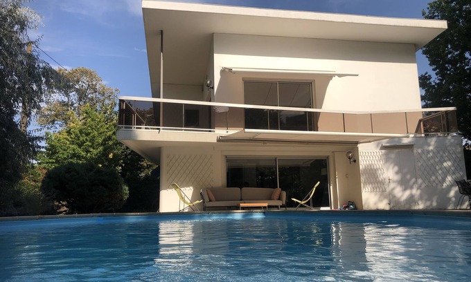 Pontaillac House | Architect villa 8-10 people ROYAN, heated swimming pool, garden, near the beach