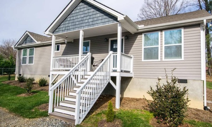 Oakley House | Art-Inspired Retreat | Free Daily Perks