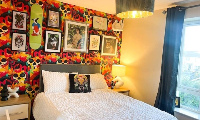 Londonderry Apartment | Artistic stunning apartment city view