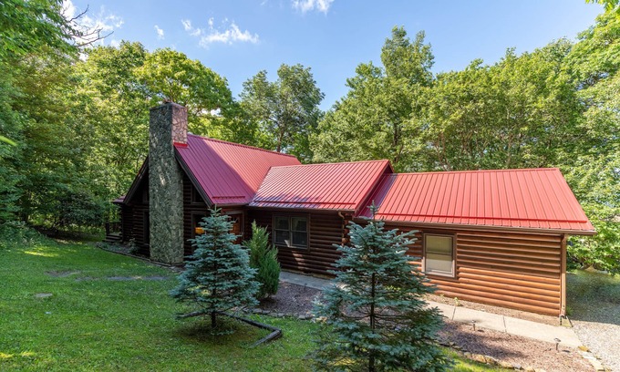 Boone Cabin | Atop Boone - Sleeping Loft, Pet Friendly, Jacuzzi Tub, large deck with great views!