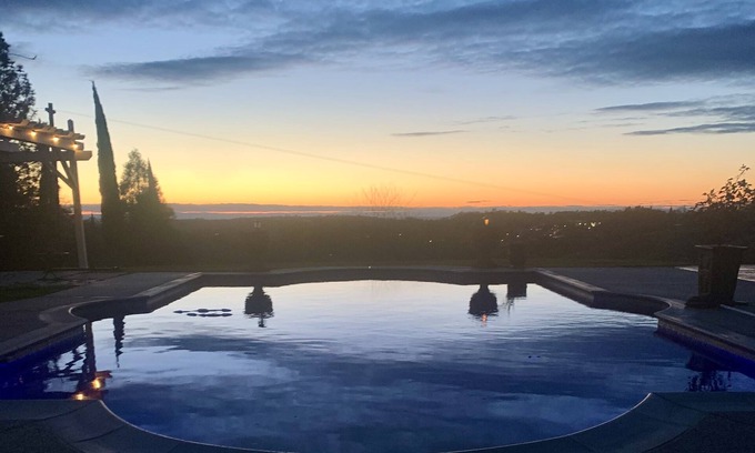 Newcastle Resort | Auburn Wine & Beer Country Retreat Sleeps 12+w/Pool Hot Tub Sunset Views Pets