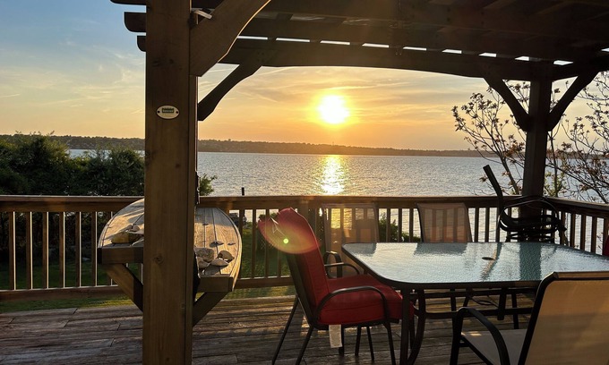 Tiverton House | Audrain Car WeekAmazing View Water Front Private Beach Big Yard Close To Newport