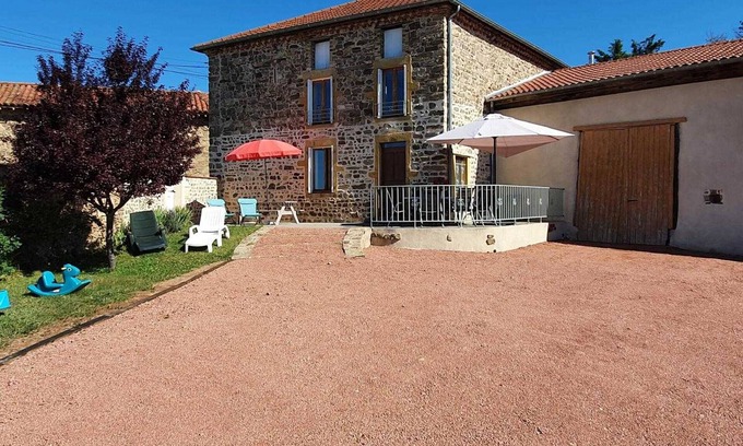 Saint-Paul-de-Vezelin Cottage | Authentic Country House with Fireplace and Pets Allowed