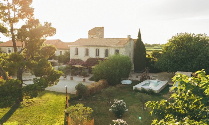 Arles Cottage | Authentic farmhouse with heated spa and swimming pool