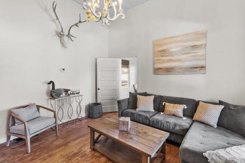 Mooringsport House | Avail This Weekend, Romantic, With Porch Swing