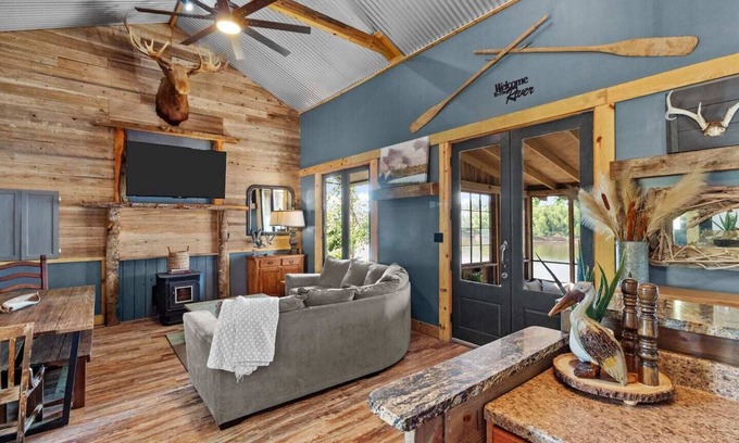 Shreveport Cabin | Avail this weekend! Scenic River Views!