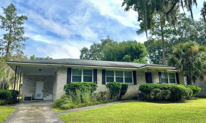 Savannah House | Available Now! Early Street Executive Rental- hospitals,HAAF,10 min to downtown