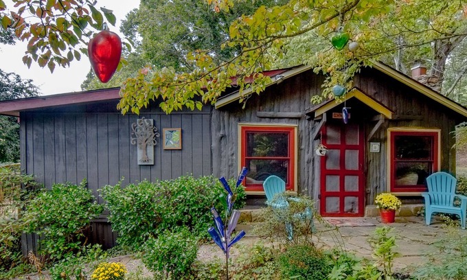 Asheville Cabin | AVAILABLE NOW Sweet Cabin 10 min to Ashvl., Quiet, BEES , Garden & DECK. Dogs Ok