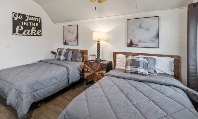 Oil City Cabin | Available this weekend, Kayaks & across from Caddo