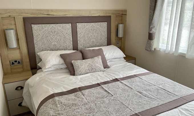 Hamworthy House | Avon Rose Stunning Dog-Friendly Caravan on Rockley Park, Poole Harbour, Dorset